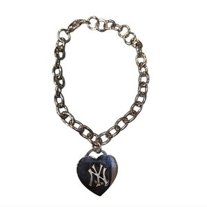 NEW YORK YANKEES SILVER COATED HEART CHARM BRACELET. NWOT.